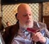 Ed Motta se revoltou com a cobrança da taxa de rolha, feita por estabelecimentos quando o cliente leva sua própria bebida para consumir no local