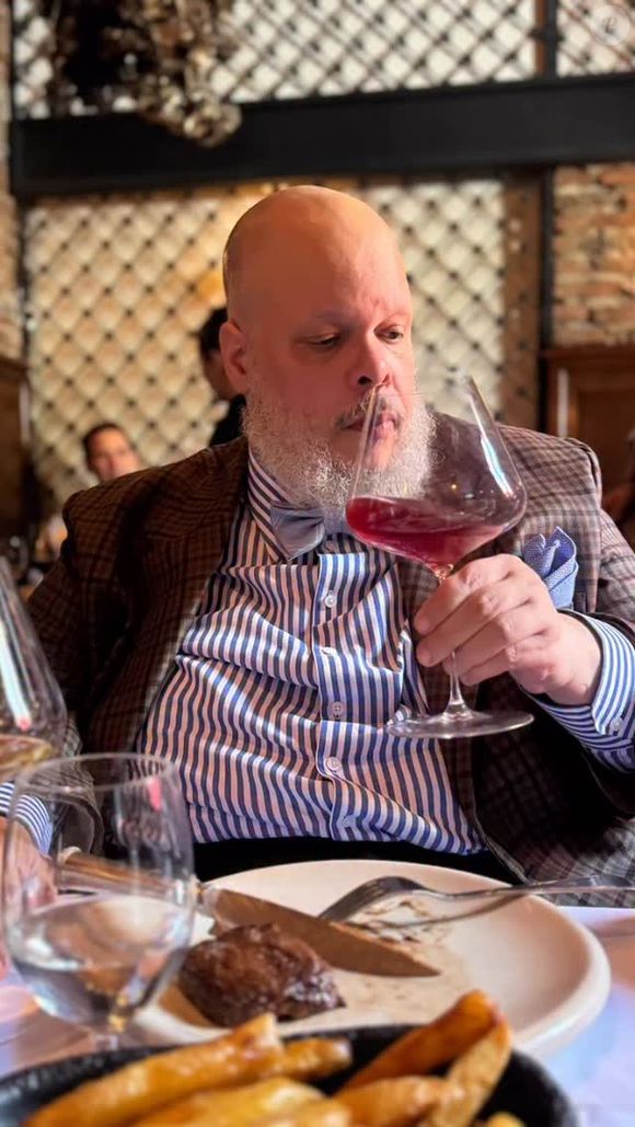 Ed Motta se revoltou com a cobrança da taxa de rolha, feita por estabelecimentos quando o cliente leva sua própria bebida para consumir no local