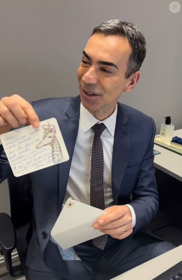 César Tralli se choca com girafa em cartão - seu animal favorito - dado por Renata Vasconcellos