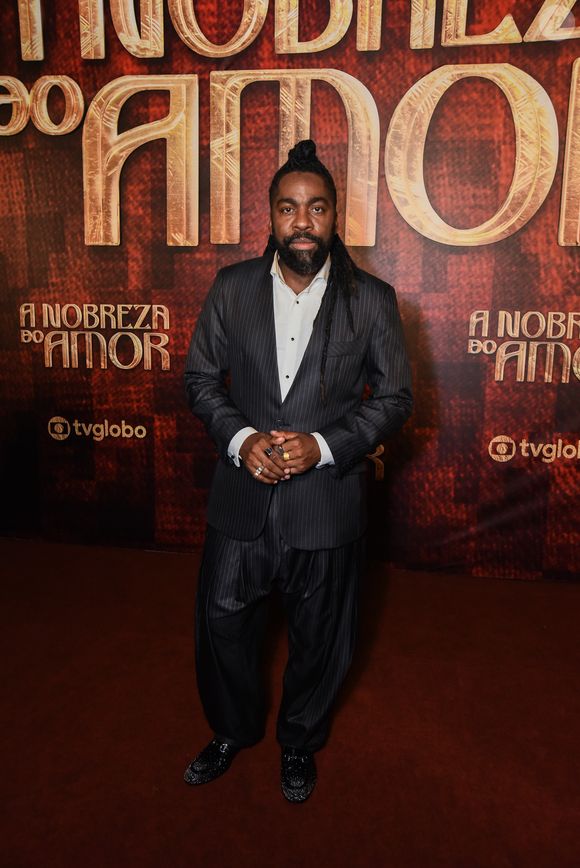 Lázaro Ramos escolheu paletó e calça social listrada para a festa de luxo da novela 'A Nobreza do Amor', sucessora de 'Êta Mundo Melhor!' na faixa das seis
