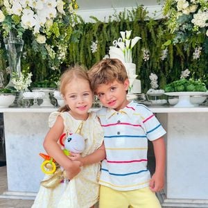 Debby Lagranha publicou vários registros em seu perfil na web, na festa do eterno Didi (Renato Aragão).