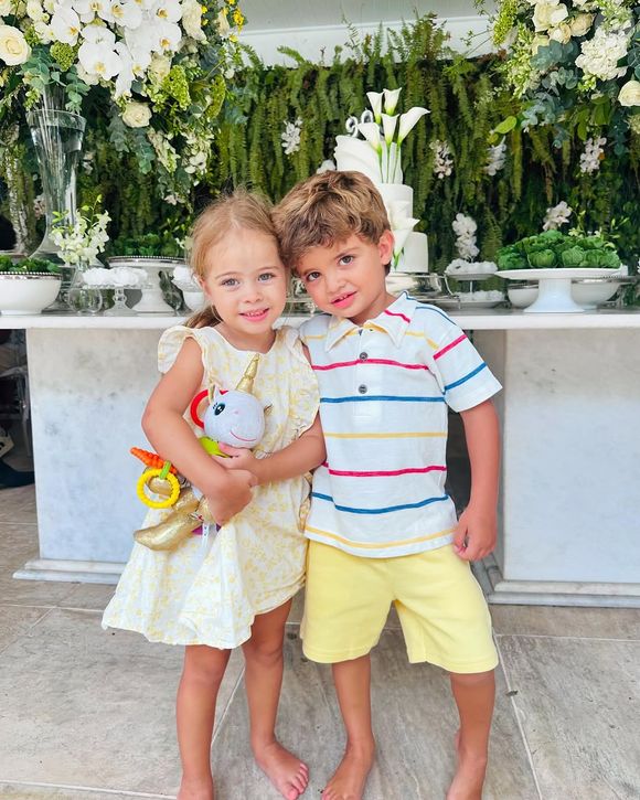 Debby Lagranha publicou vários registros em seu perfil na web, na festa do eterno Didi (Renato Aragão).