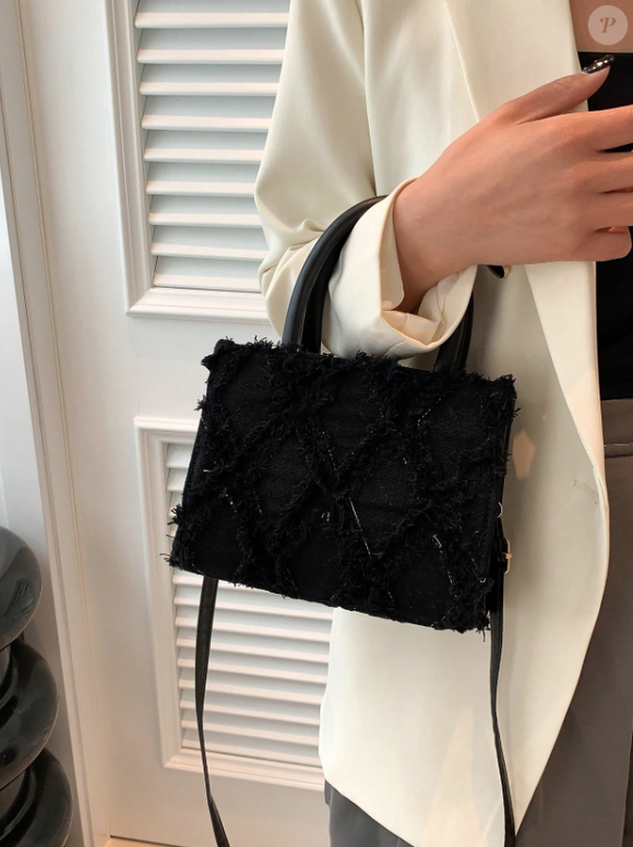 Essa bolsa pode ser usada na mão ou na transversal e tem fecho em zíper