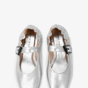 Para quem prefere investir em um design mais elaborado, a Jorge Bischoff oferece a Sapatilha Metalizada Prata em Couro por R$ 569,00 ou 10x de R$ 56,90 sem juros. O modelo tem sola marrom, bico quadrado, tira com fivela regulável em tom grafite personalizada com as iniciais JB e elástico no calcanhar, que facilita o calce e aumenta o conforto, segundo a marca