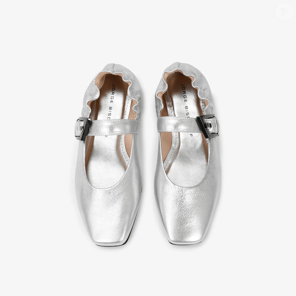 Para quem prefere investir em um design mais elaborado, a Jorge Bischoff oferece a Sapatilha Metalizada Prata em Couro por R$ 569,00 ou 10x de R$ 56,90 sem juros. O modelo tem sola marrom, bico quadrado, tira com fivela regulável em tom grafite personalizada com as iniciais JB e elástico no calcanhar, que facilita o calce e aumenta o conforto, segundo a marca