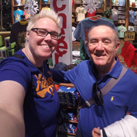 Quem é a filha LGBTQIAP+ de Renato Aragão? Com perfil privado, Juliana Aragão já foi Uber, abriu vaquinhas e não é seguida pelo pai famoso