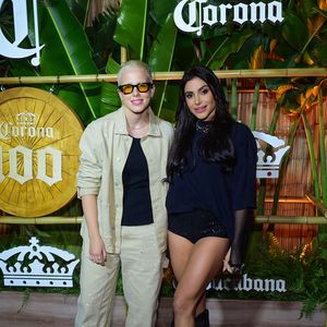 Show da Lady Gaga no Rio: Marcella Rica, acompanhada da namorada, usou um conjunto de jaqueta e calça