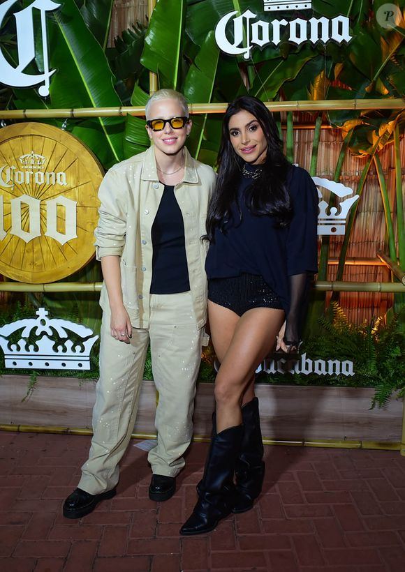 Show da Lady Gaga no Rio: Marcella Rica, acompanhada da namorada, usou um conjunto de jaqueta e calça