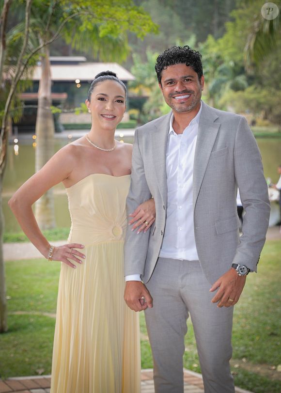 Mulheres também podem escolher look mais leves, clarinhos, enquanto seus parceiros podem fugir do tradicional preto e branco, optando por um cinza ou até mesmo azul marinho, principalmente se o casamento for de dia