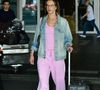 Alessandra Ambrosio foi fotografada por um paparazzo enquanto desembarcava no Aeroporto Internacional de Guarulhos