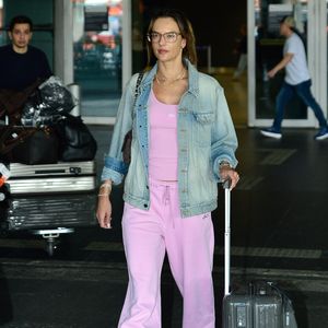 Alessandra Ambrosio foi fotografada por um paparazzo enquanto desembarcava no Aeroporto Internacional de Guarulhos