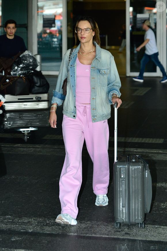 Alessandra Ambrosio foi fotografada por um paparazzo enquanto desembarcava no Aeroporto Internacional de Guarulhos