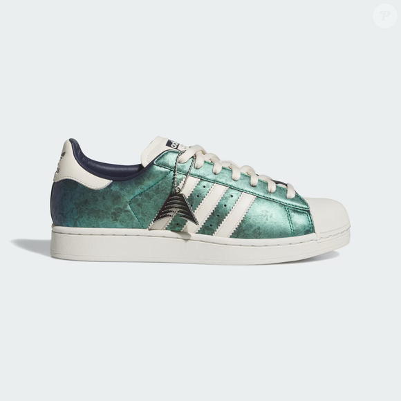 O Superstar II, da Adidas, combina o visual clássico dos anos 90 e 2000 com características de conforto moderno e aparece como uma opção para compor o look do Rock in Rio 2026