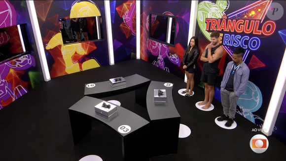 Em seguida, cada um dos participantes deveria escolher uma caixa sem saber o conteúdo