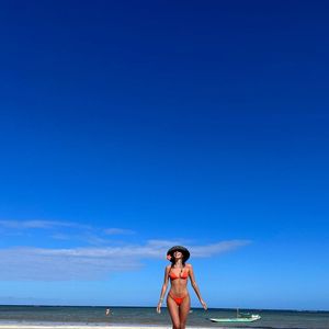 Laranja vibrante marca presença nos biquínis de Bruna Marquezine. Nesta produção, a atriz combinou o look à um chapéu.