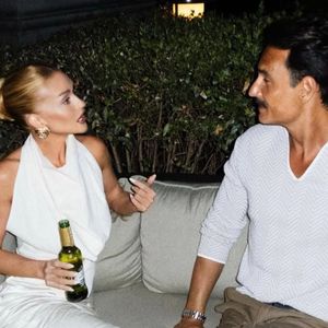 De cabelo loiro, Marina Ruy Barbosa curte evento ao lado de Rodrigo Santoro e web compara atriz à outra famosa: 'Pensei que era...'