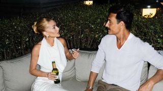 De cabelo loiro, Marina Ruy Barbosa curte evento ao lado de Rodrigo Santoro e web compara atriz à outra famosa: 'Pensei que era...'