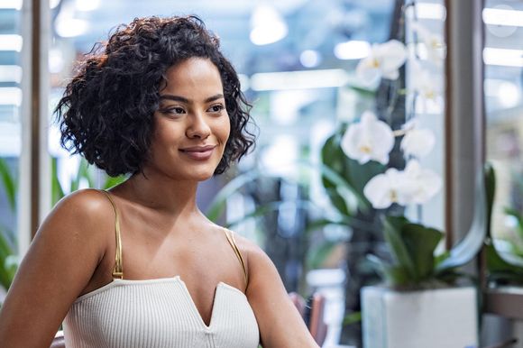 Maria de Fátima (Bella Campos) volta a armar na novela 'Vale Tudo', mas ganha alerta de Ana Clara (Samantha Jones) ao ser contratada pela mulher de Leonardo Roitman (Guilherme Magon) no capítulo de 18 de setembro de 2025, quinta-feira