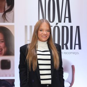 Rafaella Justus investiu em um look casual chic para prestigiar a pré-estreia do filme ‘Uma Nova História’, em São Paulo