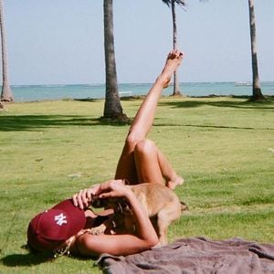 Boné de Bruna Marquezine: acessório é visto com frequência na cabeça da atriz