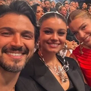 Romulo Estrela, Sophie Charlotte e Grazi Massafera, os protagonistas de 'Três Graças', sentaram lado a lado no show de 60 anos da Globo
