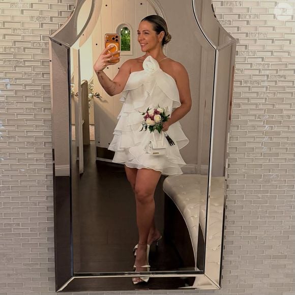 Carla Perez escolheu um vestido de noiva curto, moderno e romântico