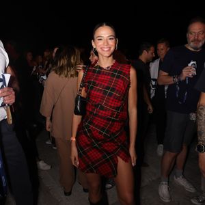Bruna Marquezine apostou em um look xadrez curtinho com fenda