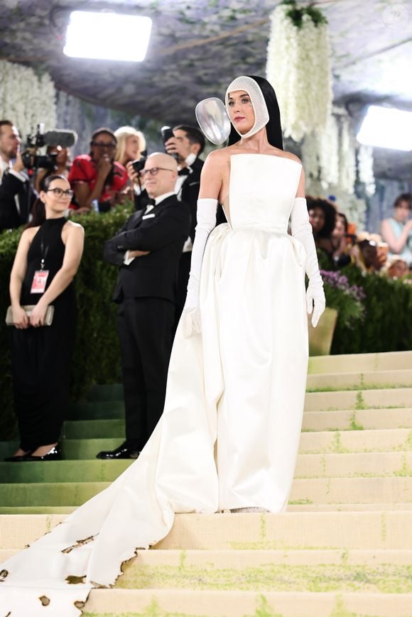 Visual de outro planeta? Katy Perry roubou atenções no Met Gala 2026 ao surgir de Stella McCartney com produção futurista e máscara cobrindo completamente o rosto.