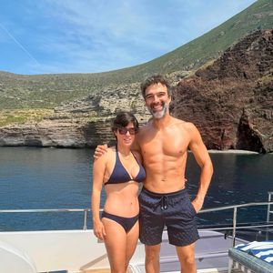 Aos 51 anos, Tadeu Schmidt impressiona ao exibir shape musculoso em fotos sem camisa durante viagem com a esposa