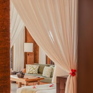 O NIHI Sumba foi o cenário escolhido para o pedido de casamento de Alessandra Ambrósio. Localizado na ilha de Sumba, na Indonésia, o resort reúne apenas 31 villas e estates em meio à natureza