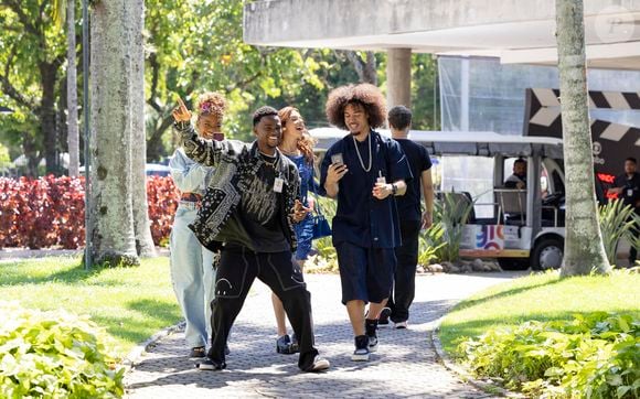 Ryan participa do Domingão e encontra Belo nos Estúdios Globo