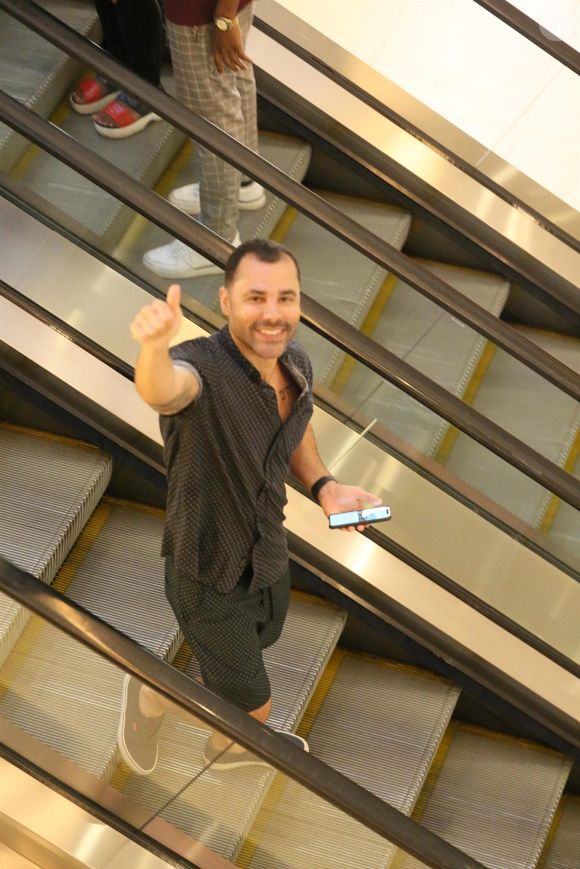 Rodrigo Sant'Anna nunca escondeu as transformações que fez no rosto, que começaram por um transplante capilar