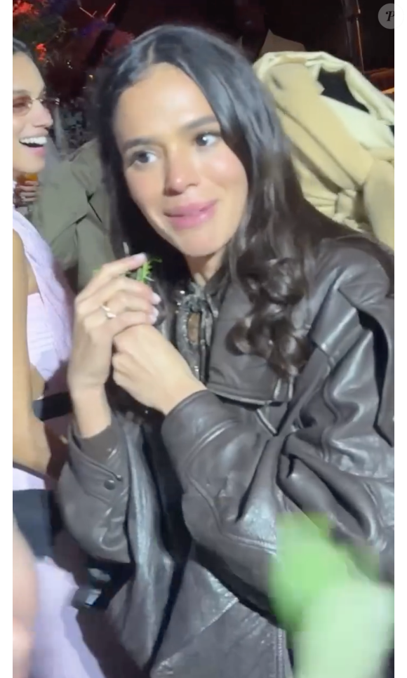 "A regra é clara, o buquê era da Bruna e o outro desesperado tomou", alegou outra. "Ele foi tão grosseiro em pegar da mão da Bruna que ela ficou até sem reação", dispararam internautas