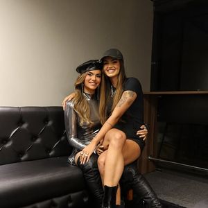 O comentário de uma internauta viralizou e Latino reagiu ao ler que Suzanna não se parece em nada com ele