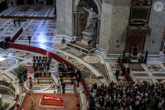 Além da multidão, líderes religiosos e políticos de todo o mundo estão no velório do Papa Francisco