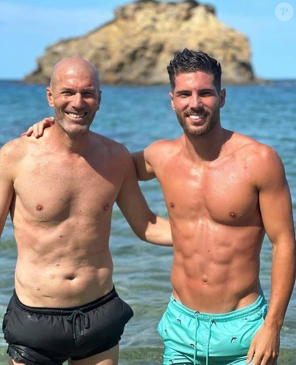 Com 53 anos, o lendário Zinedine Zidane posou ao lado de Luca Zidane, de 28, em uma foto que chamou atenção dos admiradores do ex-jogador