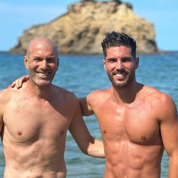 Com 53 anos, o lendário Zinedine Zidane posou ao lado de Luca Zidane, de 28, em uma foto que chamou atenção dos admiradores do ex-jogador