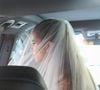 Giulia Be chega para se casar com Conor Kennedy usando um vestido de noiva de renda, gola alta e mangas longas. A cerimônia religiosa aconteceu em uma igreja histórica do Rio de Janeiro