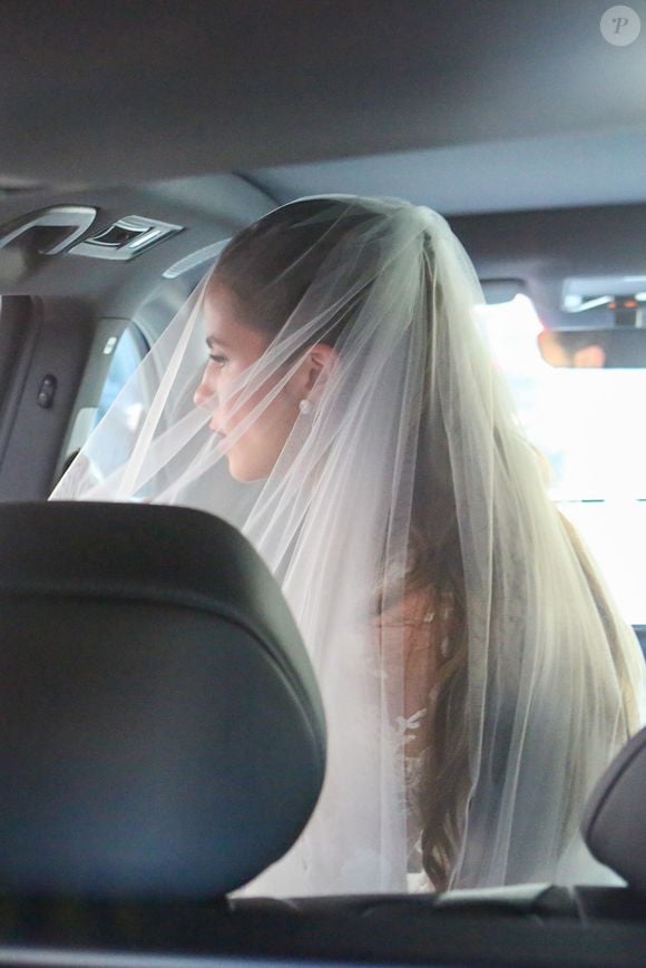 Giulia Be chega para se casar com Conor Kennedy usando um vestido de noiva de renda, gola alta e mangas longas. A cerimônia religiosa aconteceu em uma igreja histórica do Rio de Janeiro