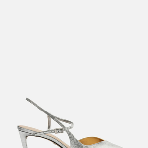 O modelo traz tira slingback cruzada, cabedal bicolor com recorte em "V" sobre a parte superior do pé, ponta fina e salto médio fino de 6,6 centímetros. A construção inclui uma tira delicada que percorre a lateral, envolve o calcanhar, cruza o peito do pé e fecha com fivela metálica. A palmilha é bege e leva a inscrição da marca