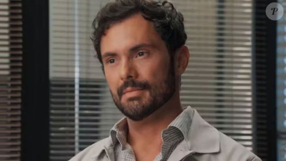 Angélico (Adriano Toloza)  planta medicamentos falsos na casa de Viviane na novela 'Três Graças'