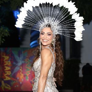 Juliana Paes investiu em look prateado para o Baile da Arara 2025