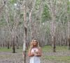 Bruna Lombardi não dispensa exercícios físicos simples, como a caminhada, especialmente quando é feita descalço e contemplando a natureza