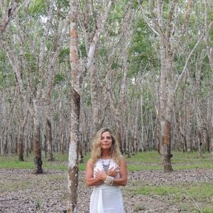 Bruna Lombardi não dispensa exercícios físicos simples, como a caminhada, especialmente quando é feita descalço e contemplando a natureza