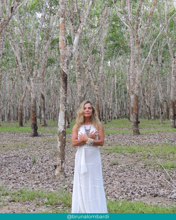 Bruna Lombardi não dispensa exercícios físicos simples, como a caminhada, especialmente quando é feita descalço e contemplando a natureza
