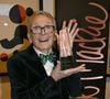 Bob Mackie, lendário estilista e figurinista norte-americano responsável por vestir estrelas como Cher, Diana Ross, Tina Turner e Liza Minnelli, morreu aos 87 anos em Palm Springs, na Califórnia, segundo informações do New York Times