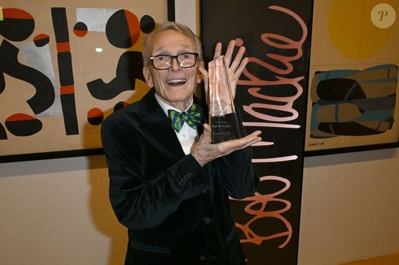 Bob Mackie, lendário estilista e figurinista norte-americano responsável por vestir estrelas como Cher, Diana Ross, Tina Turner e Liza Minnelli, morreu aos 87 anos em Palm Springs, na Califórnia, segundo informações do New York Times