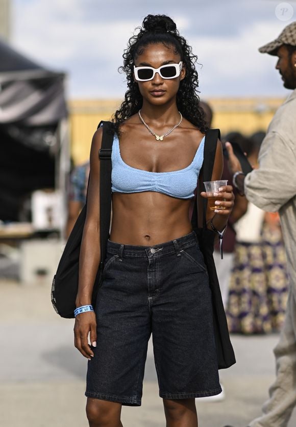 Jeans com lavagem escura: nesse tecido, as bermudas ganham mood mais versátil