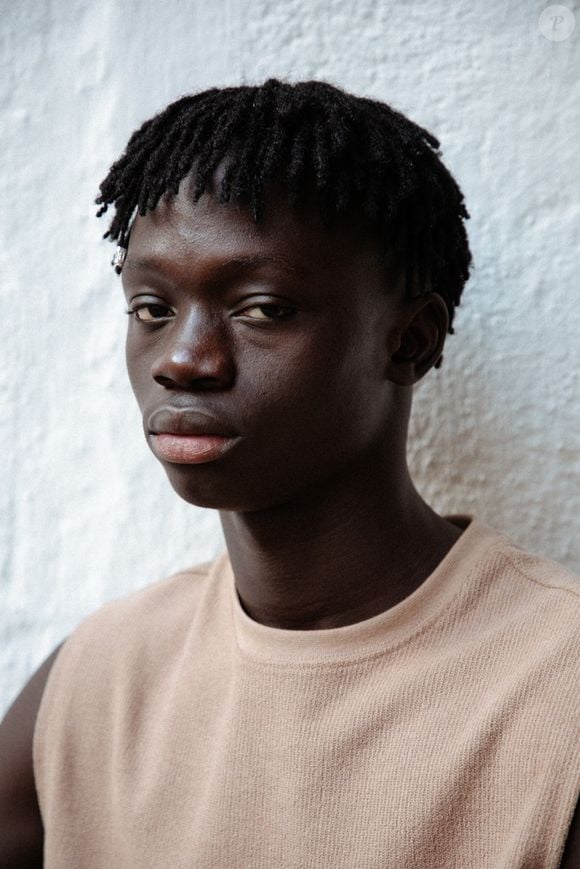 Do trabalho como ambulante em Ipanema aos desfiles no Rio Fashion Week, Mouhamed Diop vive uma mudança de trajetória e já aparece em campanhas de marcas prestigiadas da moda