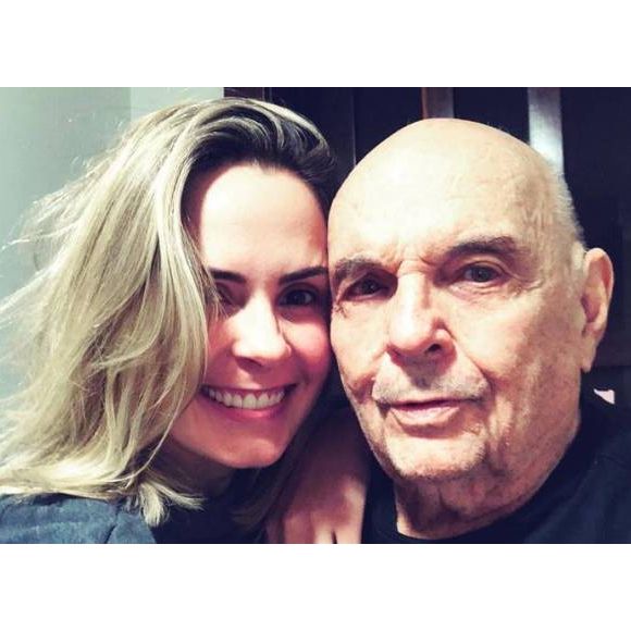 Pai de Ana Paula Renault está bem: Gerardo Henrique Machado, aos 96 anos, teria tido infecção urinária
